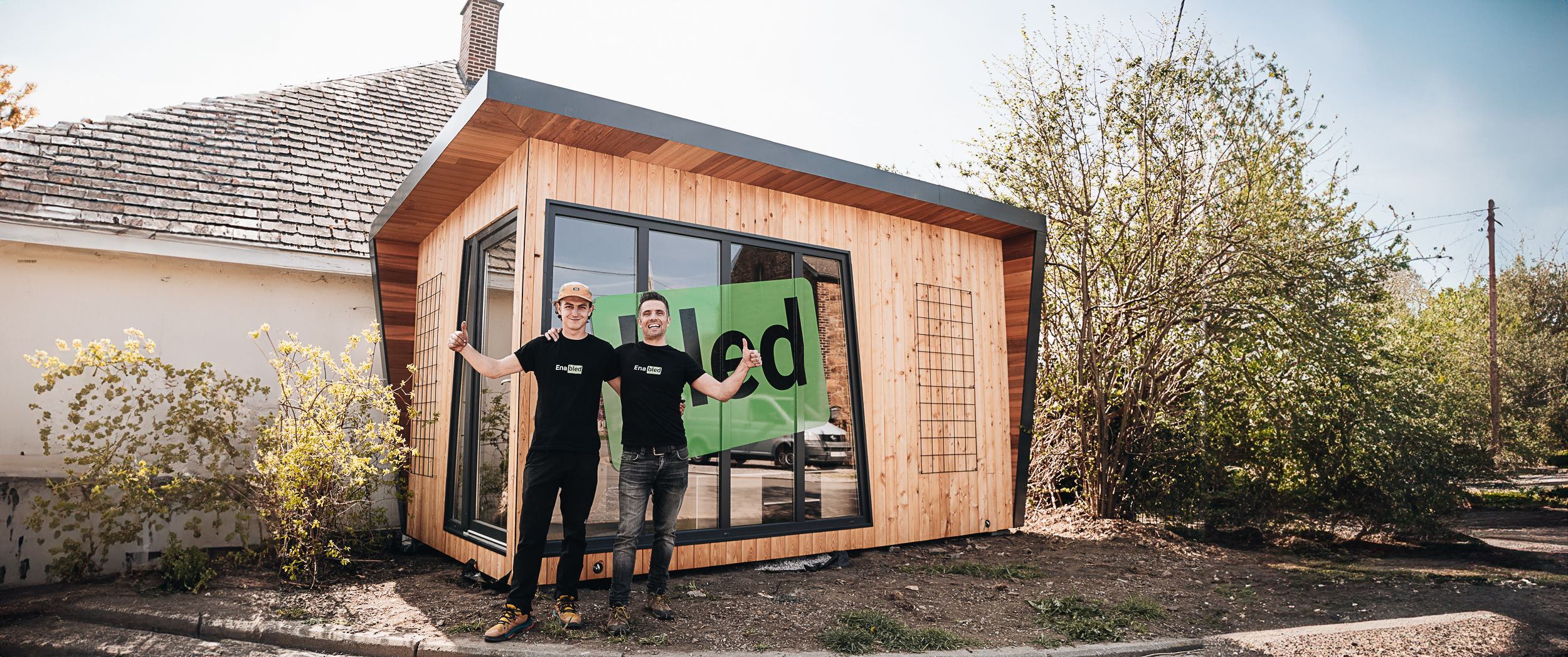 Couple devant une tiny house moderne en bois